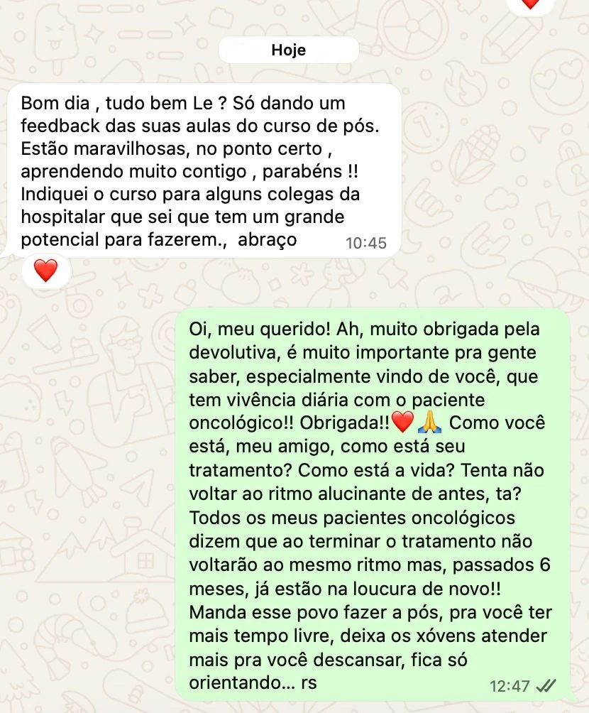 Aluna dando retorno sobre as aulas da Pós e contando que indicou o curso para colegas da odontologia hospitalar, com a resposta da Dra. Letícia Lang