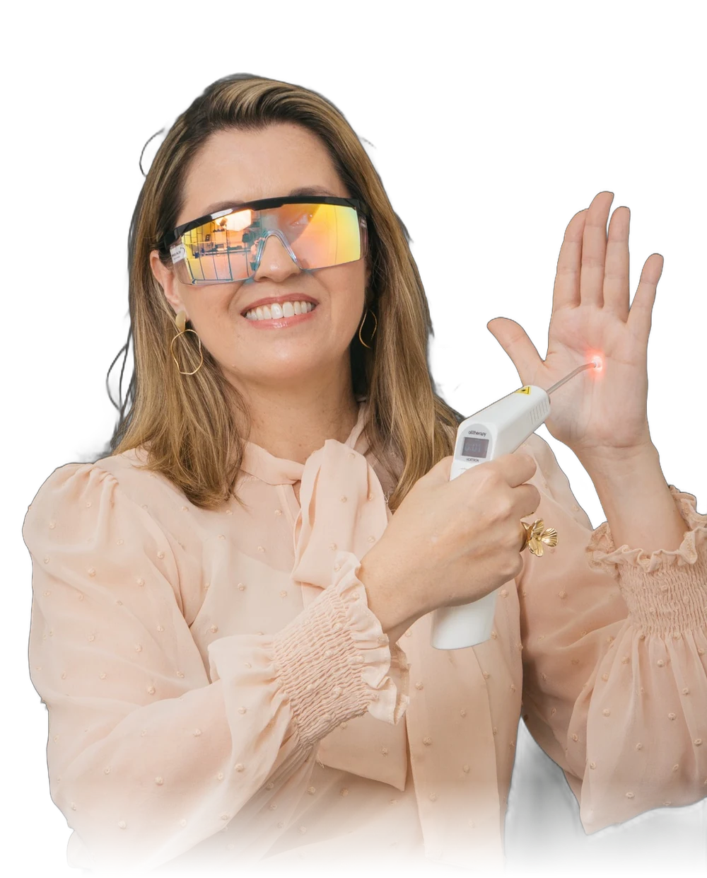 Profª Letícia Lang com óculos de proteção, demonstrando a aplicação do laser